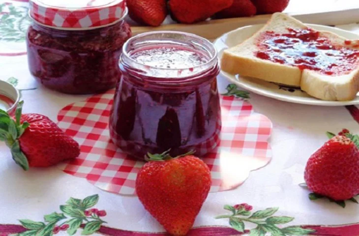 Cách Chế Biến Dâu Tây Thơm Ngon: Jam Dâu Tây, Bánh, Sinh Tố & Chocolate Dâu Tây